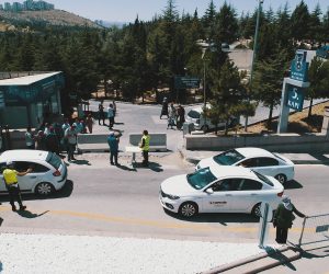 Bayram nedeniyle mezarlıklara ziyaretçi yoğunluğu