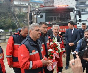 ÇİÇEKLERLE  KARŞILANDILAR