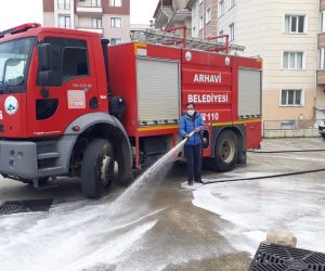 ARHAVİ’DE DEZENFEKTE VE YIKAMA ÇALIŞMALARI DEVAM EDİYOR