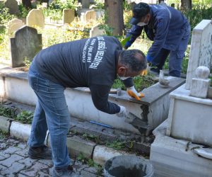 POSBIYIK: “İÇİNİZ RAHAT OLSUN, BİZ SİZİN ADINIZA MEZARLIKLARA ÇİÇEK DİKİYOR, ONARIYORUZ’