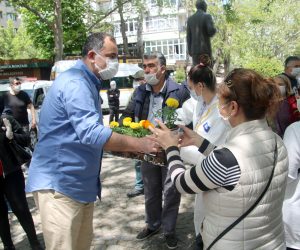 ALPER TAŞDELEN ANNELERİ ÇİÇEKLERLE KARŞILADI