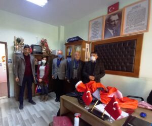 HOPA TSO ,Türk Bayrağı ve Atatürk Posteri dağıtıyor