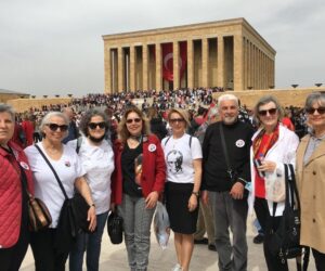 Yediden yetmişe Atanın kabrine koştular