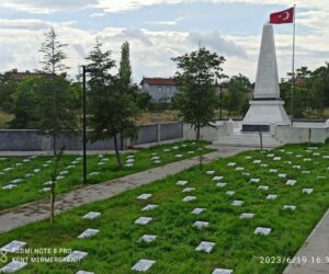 LÜTFEN SESSİZ VE SAYGILI OLUN ÇÜNKÜ BURADA ŞEHİTLERİMİZ YATIYOR 