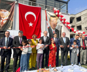 Doğup büyüdüğü köyüne  kütüphane yaptırdı