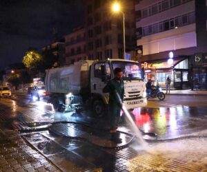 BAŞKENTİN EN YOĞUN CADDELERİNDE GECE TEMİZLİĞİ