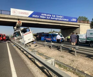 İKİYE BÖLÜNEN YOLCU OTOBÜSÜNDE 9 KİŞİ ÖLDÜ..