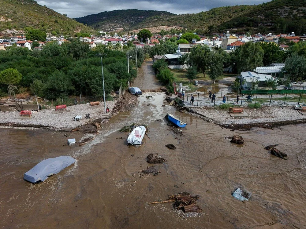 Şiddetli yağış İzmir ve Manisa da hayatı felç etti