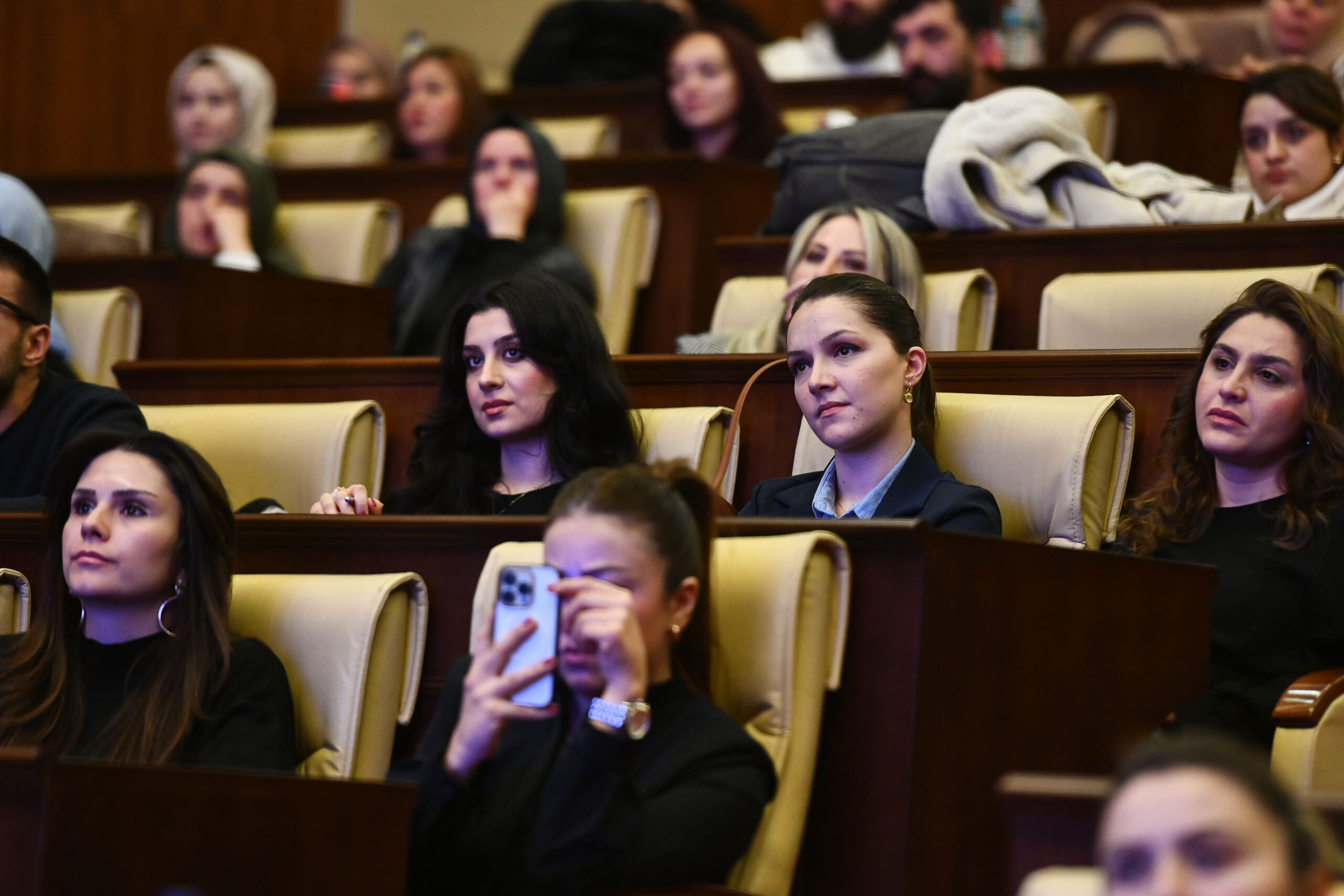 ÇOCUKLARIMIZI  İNTERNETİN ZARARLARINDAN KORUMALIYIZ