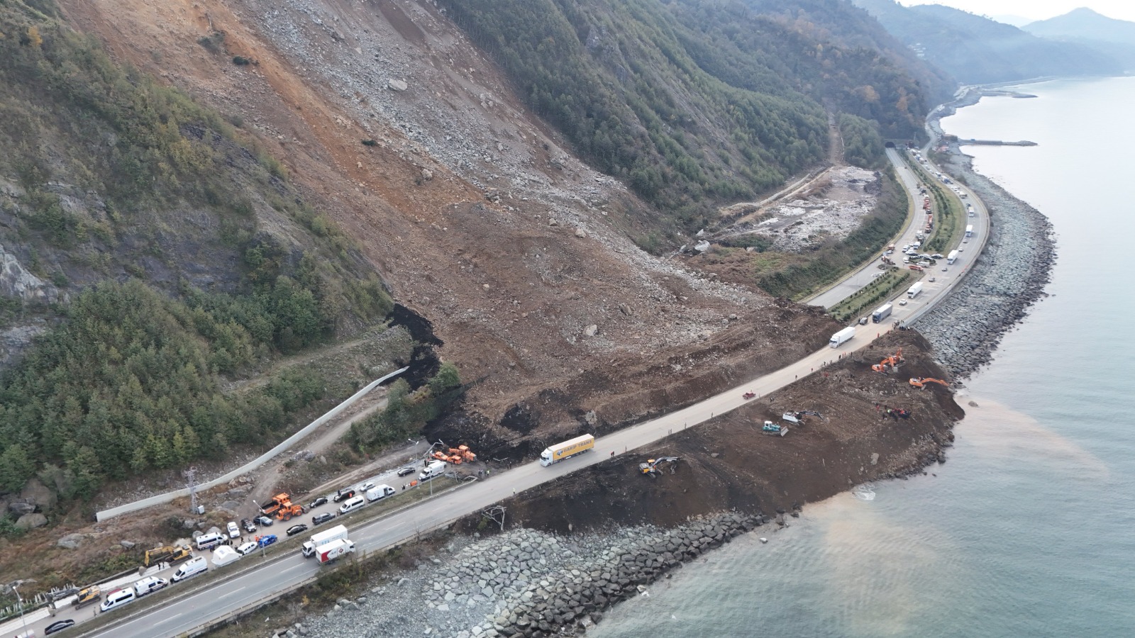 Karadeniz Sahil Yolunda heyelan,4 gencin ölümüne yol açtı